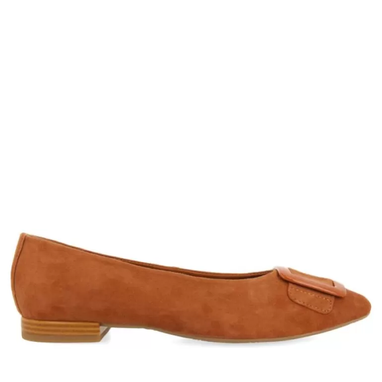 Gioseppo Ballet Pumps*Ballstad Women'S Tan Leather Ballet Flats With A Patent Buckle